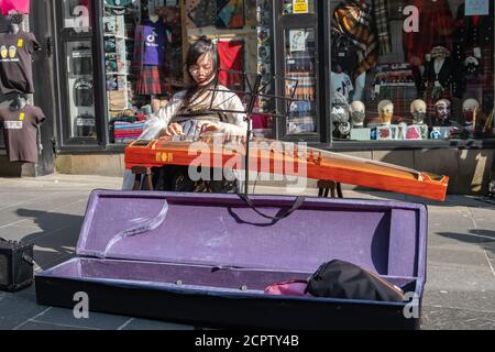 Glasgow, Schottland, Großbritannien. September 2020. Wetter in Großbritannien. Ein Straßenkünstler, der auf einer Guzheng (chinesische Zither) in der Buchanan Straße auftrat. Kredit: Skully/Alamy Live Nachrichten Stockfoto