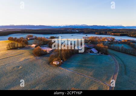 Jasberg im Morgenlicht, bei Dietramszell, Alpenkette, Drohnenbild, Alpenvorland, Oberbayern, Bayern, Deutschland Stockfoto