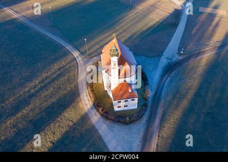 Wallfahrtskirche St. Leonhard, Leonhardikapelle, bei Dietramszell, Drohnenbild, Oberbayern, Bayern, Deutschland Stockfoto