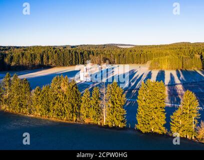 Wallfahrtskirche St. Leonhard, Leonhardikapelle, bei Dietramszell, Drohnenbild, Oberbayern, Bayern, Deutschland Stockfoto