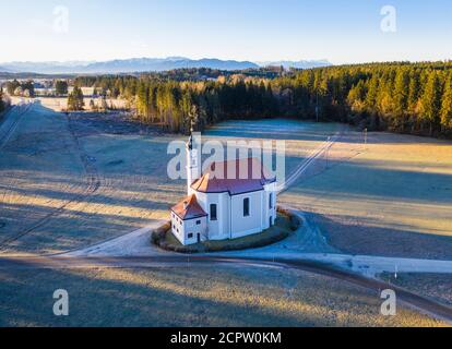 Wallfahrtskirche St. Leonhard, Leonhardikapelle, bei Dietramszell, Alpenkette, Drohnenbild, Voralpenland, Oberbayern, Bayern, Deutschland Stockfoto