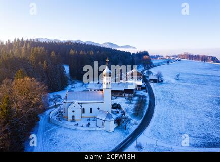 Kirche St. Johann Baptist in Fischbach, bei Wackersberg, Tölzer Land, Alpenvorland, Drohnenbild, Oberbayern, Bayern, Deutschland Stockfoto