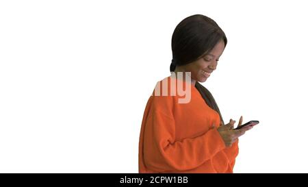 Hübsche afroamerikanische Frau in hellen Jumper diktierende Nachricht Stockfoto