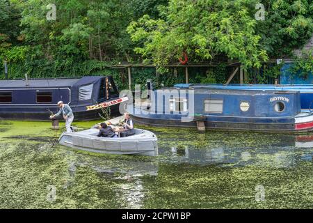 Großbritannien, London, Camden Town, 12. September 2020.der Regents Canal verläuft durch das nördliche Ende von Camden Town. Kanalbootfahrten entlang des Kanals von Camden Lock Stockfoto