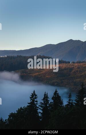 Über den Wolken Blick, Berge im Hintergrund, Sonne Aufgang Zeit Stockfoto