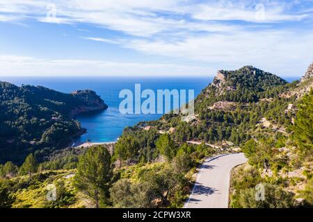 Cala Tuent Bucht und Bergstraße, Serra de Tramuntana, Drohnenbild, Mallorca, Balearen, Spanien Stockfoto