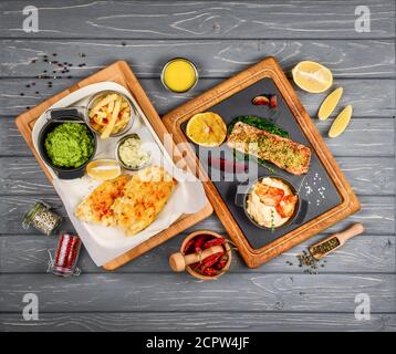 Verschiedene Gerichte auf dem Tisch im Restaurant Stockfoto