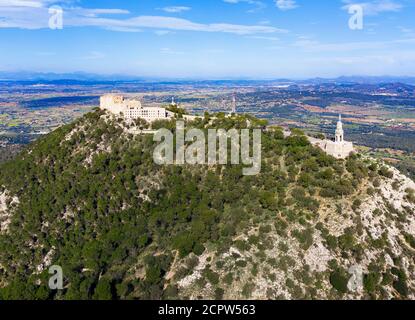 Santuari de Sant Salvador Kloster und Christus der König Statue, Puig de Sant Salvador, in der Nähe von Felanitx, Migjorn Region, Luftbild, Mallorca, Balearen Stockfoto