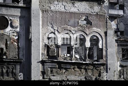 10. Dezember 1995 während des Krieges in Bosnien: Detail von Gebäuden, die von der Schlacht gezeichnet sind, in der Mostarskog bataljona Straße, auf der Ostseite des Flusses in Mostar. Stockfoto