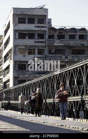 10. Dezember 1995 während des Krieges in Bosnien: Die Einheimischen gehen über eine provisorische Stahlbrücke (heute die Musala), über den Fluss Neretva in Mostar. Stockfoto