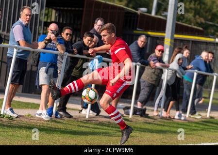 Southchurch Park, Southend on Sea, Essex, Großbritannien. September 2020. Southend Manor war Gastgeber des Essex Senior League Teams Cockfosters in der ersten Qualifikationsrunde des Buildbase FA Vase Fußballwettbewerbs, der den langen Weg nach Wembley einnahm. Da sich der Wettbewerb der vorherigen Saison aufgrund der COVID-19 Coronavirus-Pandemie sehr verzögert hat, wurde das Finale für 2019-2020 noch nicht gespielt. Eine begrenzte Anzahl von Unterstützern durfte das Spiel, das mit einem 1-0-Sieg für Cockfosters endete, in Rot verfolgen. Fans auf dem Spielfeld Stockfoto