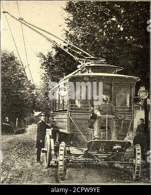 . Die Straßenbahn Zeitschrift . Ausrüstung, der Trolley-Bus ähnelt einem Omnibus, havinga Trolley-Car-Plattform, mit Schritt auf beiden Seiten, auf der Rückseite, und Sitz für den Fahrer in der Front. Das Lenkgetriebe, die Cur-Rent-Steuerung, die Bremsmechanik, die Motoren und das Fahrwerk, mit denen der Wagen derzeit ausgestattet ist, sind denen im Automobilbereich ähnlich, aber insofern sie von elektrischen Eisenbahngeräten von Standardmarken entfernt sind, werden sie hier nicht beschrieben. Kurz gesagt, das Objekt gesucht ist, um Mittel, wherebypassagier Reisebusse durch die Straßen angetrieben werden könnte, wi Stockfoto