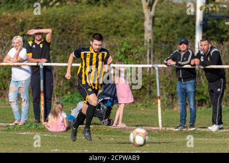 Southchurch Park, Southend on Sea, Essex, Großbritannien. September 2020. Southend Manor war Gastgeber des Essex Senior League Teams Cockfosters in der ersten Qualifikationsrunde des Buildbase FA Vase Fußballwettbewerbs, der den langen Weg nach Wembley einnahm. Da sich der Wettbewerb der vorherigen Saison aufgrund der COVID-19 Coronavirus-Pandemie sehr verzögert hat, wurde das Finale für 2019-2020 noch nicht gespielt. Eine begrenzte Anzahl von Unterstützern durfte das Spiel, das mit einem 1-0-Sieg für Cockfosters endete, in Rot verfolgen. Familie und Leute beobachten Stockfoto