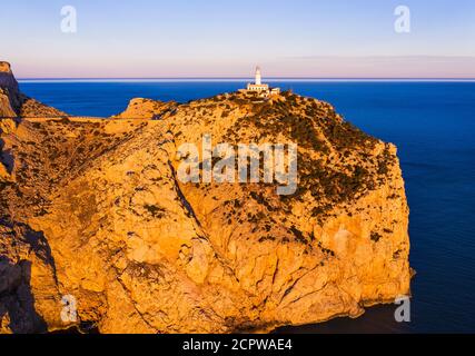 Cap Formentor mit Leuchtturm im Morgenlicht, Halbinsel Formentor, in der Nähe von Pollença, Luftbild, Mallorca, Balearen, Spanien Stockfoto