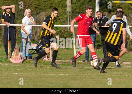 Southchurch Park, Southend on Sea, Essex, Großbritannien. September 2020. Southend Manor war Gastgeber des Essex Senior League Teams Cockfosters in der ersten Qualifikationsrunde des Buildbase FA Vase Fußballwettbewerbs, der den langen Weg nach Wembley einnahm. Da sich der Wettbewerb der vorherigen Saison aufgrund der COVID-19 Coronavirus-Pandemie sehr verzögert hat, wurde das Finale für 2019-2020 noch nicht gespielt. Eine begrenzte Anzahl von Unterstützern durfte das Spiel, das mit einem 1-0-Sieg für Cockfosters endete, in Rot verfolgen. Familie beobachten Spieler Stockfoto