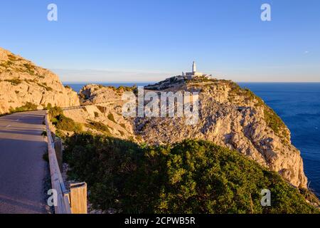 Leuchtturm am Cap Formentor im Morgenlicht, in der Nähe von Pollença, Mallorca, Balearen, Spanien Stockfoto