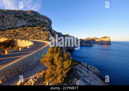 Bergstraße auf Cap Formentor im Morgenlicht, auf der rechten Cap de Catalunya, Halbinsel Formentor, in der Nähe von Pollença, Mallorca, Balearen, Stockfoto