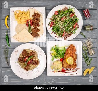 Verschiedene Gerichte auf dem Tisch im Restaurant Stockfoto