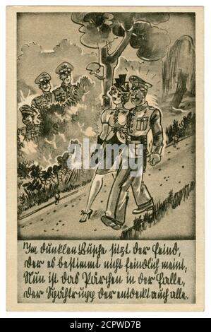 Deutsche historische Postkarte: Deutscher Soldat in voller Uniform, der mit einem Mädchen im Park spazierengeht. Datum und Hinterhalt im Gebüsch, satirische Serie 1939 Stockfoto