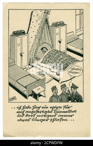 Deutsche historische Postkarte: Der Soldat schläft, der Gottesdienst ist an. Er schläft im Dienst im Bett unter einer Stola, satirische Serie, Weltkrieg ii, 1939 Stockfoto