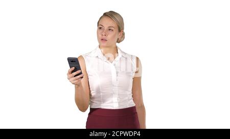 Junge Frau, die Smartphone-Denken und Lesen auf weiß Stockfoto