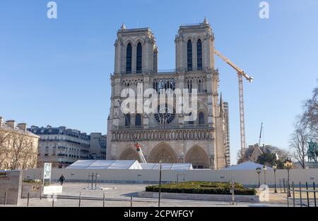 PARIS, FRANKREICH - 30. DEZEMBER 2019: Notre-Dame mit Restaurierungsgerüst. Am 15. April 2019 fing die Kathedrale Feuer und zerstörte den Turm und das Dach. Stockfoto