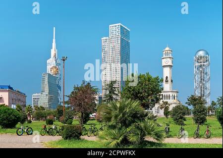 Das moderne Stadtbild von Batumi auf dem Boulevard in Georgien Stockfoto