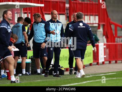 Scunthorpe United Manager Neil Cox und Crawley Town Manager John Yems geben sich nach dem finalen Pfeifen des Sky Bet League Two-Spiels im People's Pension Stadium in Crawley die Hände. Stockfoto