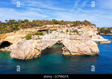 Es Pontas Felstor im Meer, in der Nähe von Cala Santayi, in der Nähe von Santanyí, Migjorn Region, Drohnenbild, Mallorca, Balearen, Spanien Stockfoto