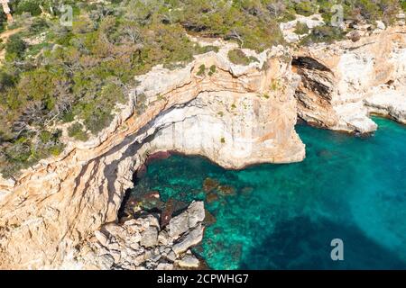 Felsküste zwischen Cala Llombards und Cala Santayi, bei Santanyí, Migjorn Region, Drohnenbild, Mallorca, Balearen, Spanien Stockfoto