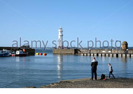 Edinburgh, Schottland, Großbritannien. September 2020. Fischer an einem warmen und sonnigen späten Nachmittag im Hafen von Newhaven. Kredit: Craig Brown/Alamy Live Nachrichten Stockfoto