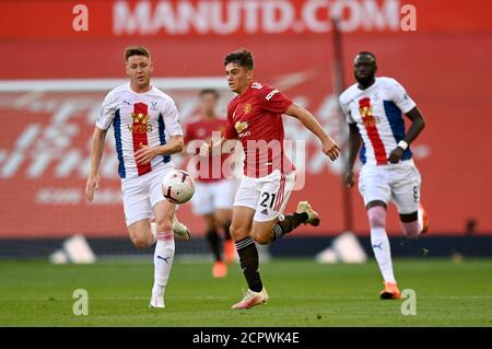 Manchester United's Daniel James (Mitte) Crystal Palace's James McCarthy (links) und Cheikhou Kouyate während des Premier League Spiels in Old Trafford, Manchester. Stockfoto