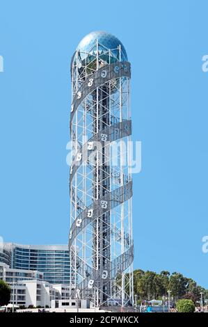 Der Blick auf den Alphabet-Turm in Batumi, Georgien Stockfoto