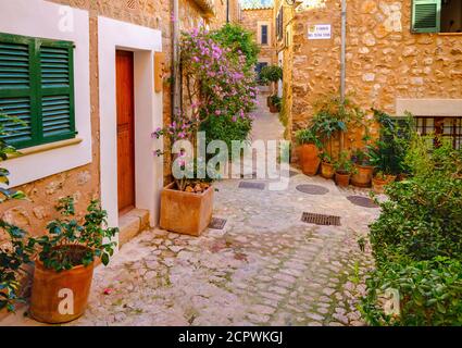Alley in Fornalutx, Serra de Tramuntana, Mallorca, Balearen, Spanien