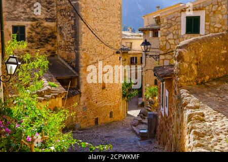 Alley in Fornalutx, Serra de Tramuntana, Mallorca, Balearen, Spanien Stockfoto