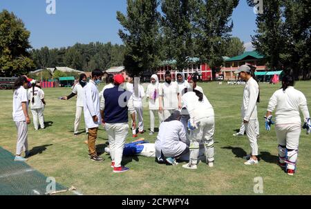 Anantnag, Indien. September 2020. Der ehrenwerte Vizegouverneur von Jammu und Kaschmir Shri Manoj Sinha eröffnete das Jammu und Kashmir Police Women's 2020 Turnier in Khanabal Anantnag. Auch der berühmte indische Cricketspieler Suresh Raina war anwesend. (Foto von Aasif Shafi/Pacific Press) Quelle: Pacific Press Media Production Corp./Alamy Live News Stockfoto