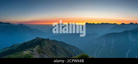 Sonnenaufgang über dem Karwendelgebirge mit Blick auf die westliche Karwendelspitze und die Hochkarspitze in Österreich. Stockfoto