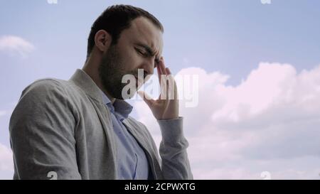 Psychische Gesundheit Konzept, Junge depressive Mann hält seine Hand auf h Stockfoto