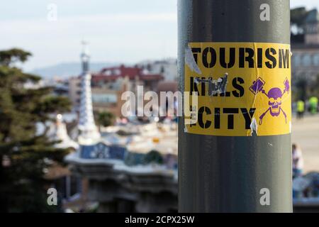 Barcelona, Park Güell, Übertourismus, Aufkleber 'Tourismus tötet die Stadt' Stockfoto