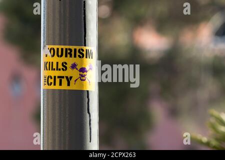 Barcelona, Park Güell, Übertourismus, Aufkleber 'Tourismus tötet die Stadt' Stockfoto