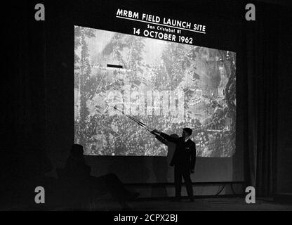 Kuba-Krise. Foto einer Präsentation im US-Außenministerium am 14. Oktober 1962 mit einer Trägerrakete der mittleren Reichweite in San Cristobal, Kuba. Stockfoto