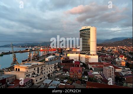 Batumi Stadtbild des Hafenviertels in Georgien am Abend Stockfoto