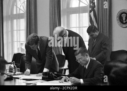 Kuba-Krise. Präsident John F Kennedy, Staatssekretär Dean Rusk, Verteidigungsminister Robert S. McNamara (sitzend) und Pressesprecher des Weißen Hauses Pierre Salinger im Kabinett im Oktober 1962 bei einem Treffen der EXCOMM, um die Krise in Kuba zu diskutieren. Stockfoto