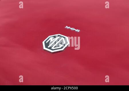 Lamorlaye, Frankreich - September 06 2020: Nahaufnahme MG Cars Emblem befindet sich auf der Vorderseite des Sports Auto. Stockfoto