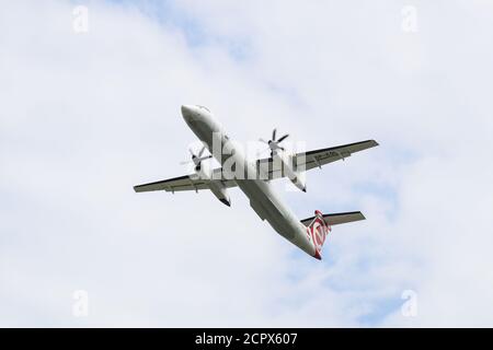 Die polnischen Fluggesellschaften LOT Turboprop Bombardier DHC-8-400 auf dem Höhepunkt nach Start vom Flughafen Warschau Chopin Stockfoto