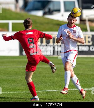 19. September 2020. Elgin City FC, Moray, Schottland, Großbritannien. Dies ist aus der Vorsaison Freundschaftsspiel zwischen Elgin City FC von Scottish League 2 und Brora Rangers FC, Scottish Highland Laegue. Brora Rangers gewann das Spiel 2-3. BILDINHALT:- 5 Brora Mark Nicolson führt den Ball vor dem Angriff weg. Kredit - Jasperimage/AlamyLiveNews Stockfoto