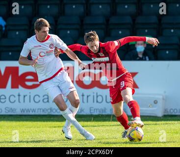 19. September 2020. Elgin City FC, Moray, Schottland, Großbritannien. Dies ist aus der Vorsaison Freundschaftsspiel zwischen Elgin City FC von Scottish League 2 und Brora Rangers FC, Scottish Highland Laegue. Brora Rangers gewann das Spiel 2-3. BILDINHALT:- L 4 Brora Rangers, Colin Williamson und R 9 Elgin City, Kane Haster. Kredit - Jasperimage/AlamyLiveNews Stockfoto