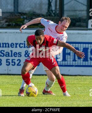 19. September 2020. Elgin City FC, Moray, Schottland, Großbritannien. Dies ist aus der Vorsaison Freundschaftsspiel zwischen Elgin City FC von Scottish League 2 und Brora Rangers FC, Scottish Highland Laegue. Brora Rangers gewann das Spiel 2-3. BILDINHALT:- hinten, 5 Brora Rangers Mark Nicolson und Front 7 Elgin City Unbekannter Triallist. Kredit - Jasperimage/AlamyLiveNews Stockfoto