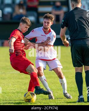 19. September 2020. Elgin City FC, Moray, Schottland, Großbritannien. Dies ist aus der Vorsaison Freundschaftsspiel zwischen Elgin City FC von Scottish League 2 und Brora Rangers FC, Scottish Highland Laegue. Brora Rangers gewann das Spiel 2-3. BILDINHALT:- L 12 Elgin City Charlie Hay und R 16 Brora Rangers Tom Kelly Credit - Jasperimage/AlamyLiveNews Stockfoto