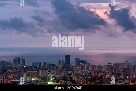 Wolkig Luftbild Batumi Stadtbild in Georgien am Abend Stockfoto